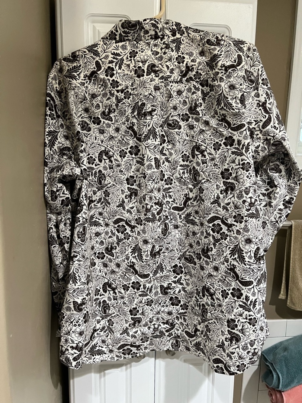 Duluth Trading Co White Shirt with Black Floral Print Collar Chic-Nic - Picture 3 of 3